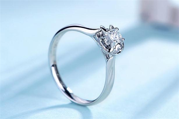 钻石有荧光好还是无荧光好,钻戒是有荧光好还是没有荧光好