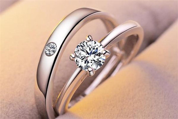 圆形群镶钻戒的寓意,主钻加群镶的钻戒寓意是什么