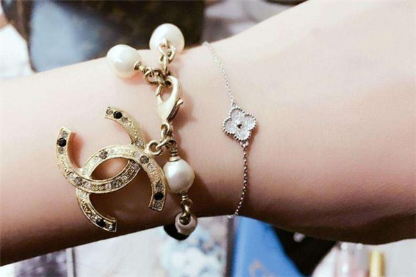 梵克雅宝手链的花分大小号吗,梵克雅宝的单花手链的型号都是一样的吗