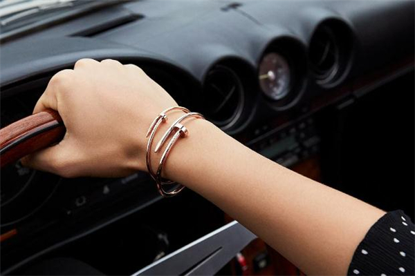 卡地亚手镯是黄金吗,卡地亚手镯是纯金的吗?