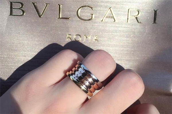 宝格丽弹簧戒指会弹动吗,宝格丽弹簧项链可以按动吗