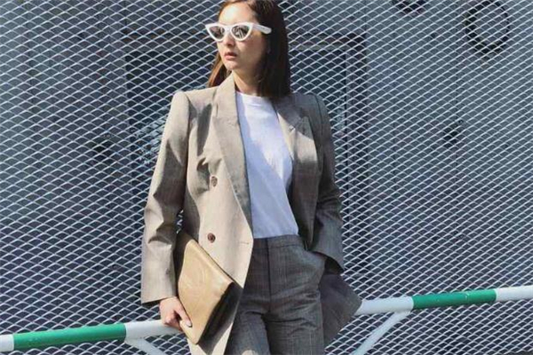 灰色廓形西装搭配,灰色廓形西装