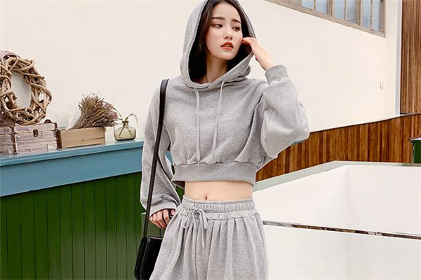 灰色运动套装,红色运动服套装