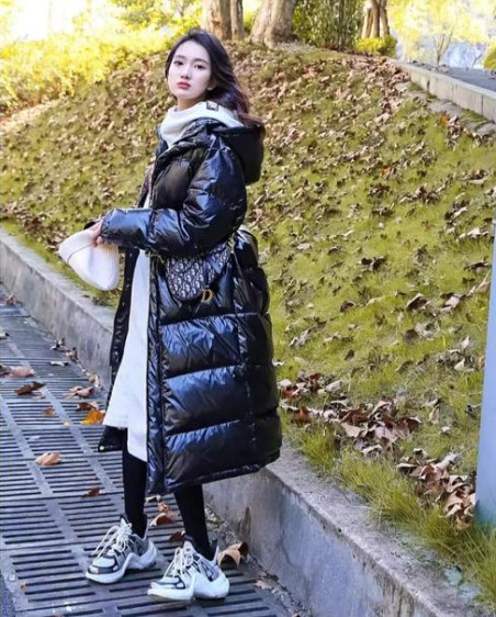 长款羽绒服搭运动裤,长款羽绒服阔腿裤