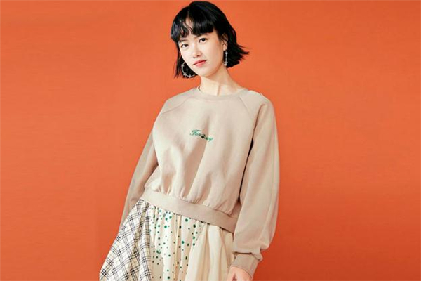 短款卫衣下身怎么搭配,短款卫衣搭配图