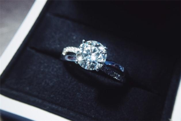 戴比尔斯和卡地亚哪个好,卡地亚和爱彼哪个档次高 戴比尔斯和卡地亚哪个好,卡地亚和爱彼哪个档次高