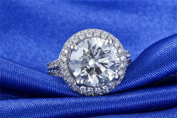 通灵珠宝和周大生哪个好,通灵珠宝怎么样