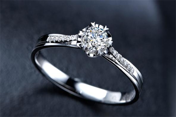 通灵珠宝和周大福哪个好,通灵和周大生钻戒哪个好一些