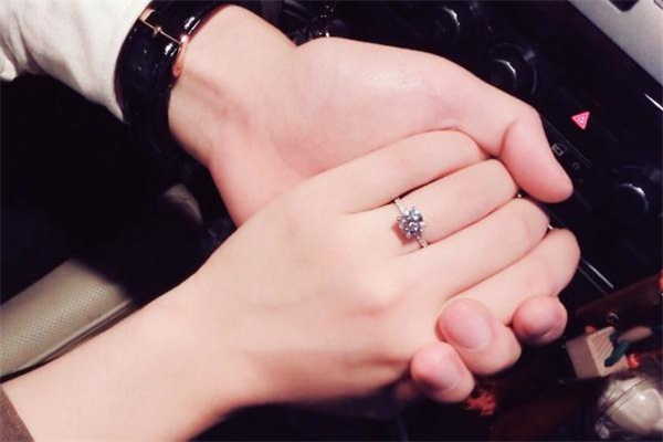 老凤祥和通灵的钻戒哪个好,通灵钻石和老凤祥钻石哪个好