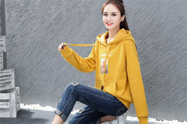 灰白色牛仔裤,黄色卫衣配牛仔裤好看吗