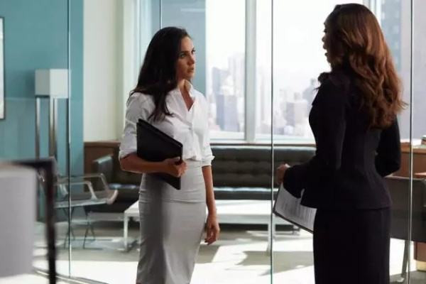 职场女性如何穿搭,职场女生穿衣搭配技巧 职场女性如何穿搭,职场女生穿衣搭配技巧