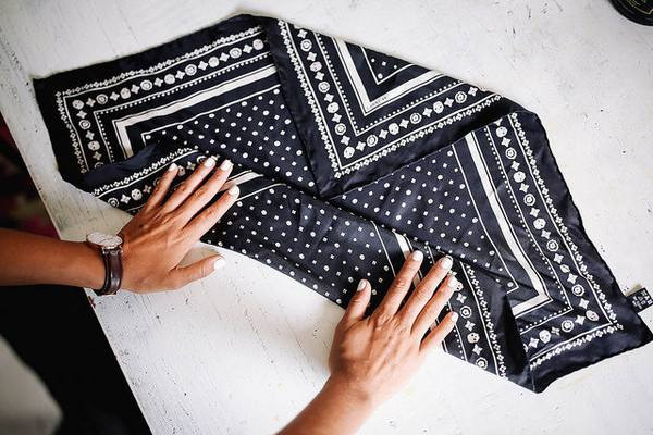 丝巾如何搭配衣服,丝巾搭配衣服的图片欣赏