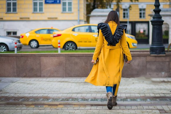 黄色外套里面搭什么颜色好看,黄色外套里面搭配什么