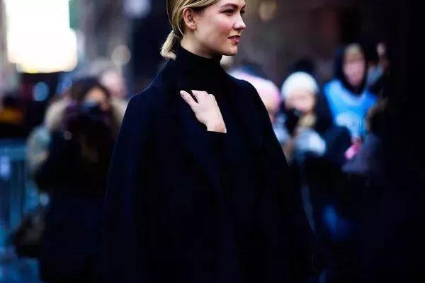 黑色上衣配什么颜色的裙子好看,灰色衣服搭配什么颜色的裤子