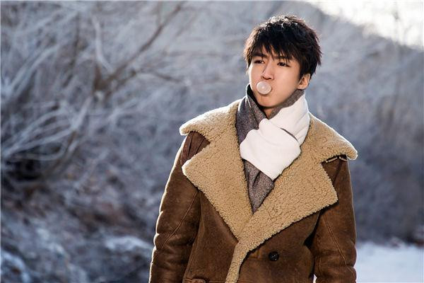 黑色大衣搭配什么颜色的围巾好看,驼色大衣配什么颜色围巾好看 黑色大衣搭配什么颜色的围巾好看,驼色大衣配什么颜色围巾好看