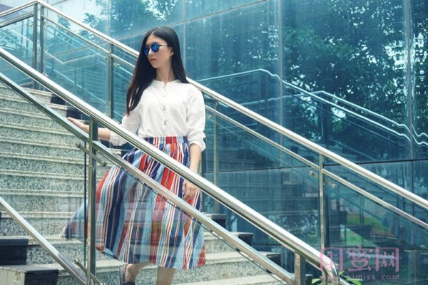 白色上衣配什么颜色的短裙好看,白色的短裙子配什么上衣