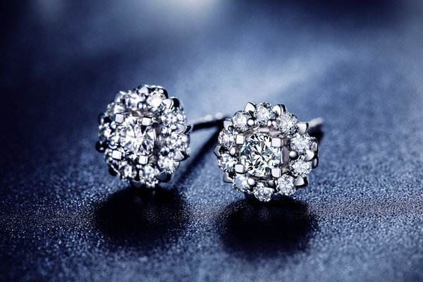 耳钉有什么用,戴耳钉的好处 耳钉有什么用,戴耳钉的好处