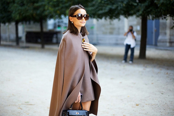 溜肩适合穿什么上衣,溜肩怎么穿衣服