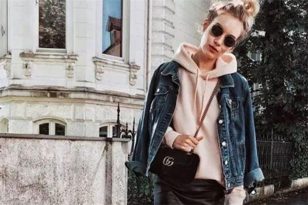 粉色卫衣搭配牛仔外套好看吗,粉色卫衣搭配牛仔外套好看吗男