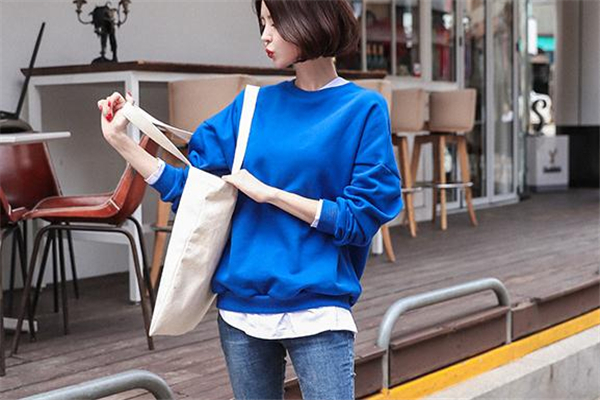 蓝色卫衣配牛仔裤好看吗,牛仔裤搭配什么颜色上衣