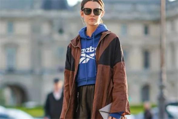 蓝色风衣外套配什么内搭,蓝色外套配什么颜色的卫衣