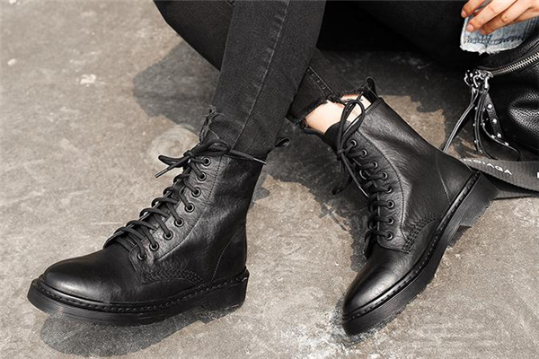 马丁靴鞋油怎么用,马丁靴需要擦鞋油嘛