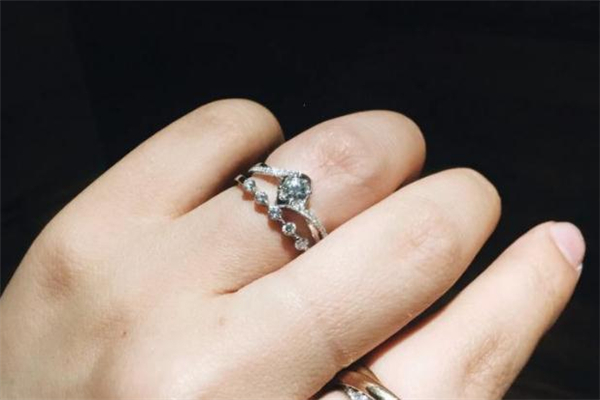 是谢瑞麟好还是周六福好,六福好还是谢瑞麟好 是谢瑞麟好还是周六福好,六福好还是谢瑞麟好