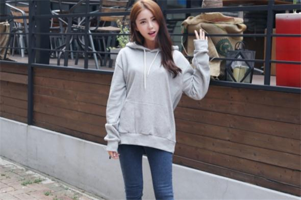 黑色卫衣如何搭配,灰色卫衣配牛仔裤好看吗