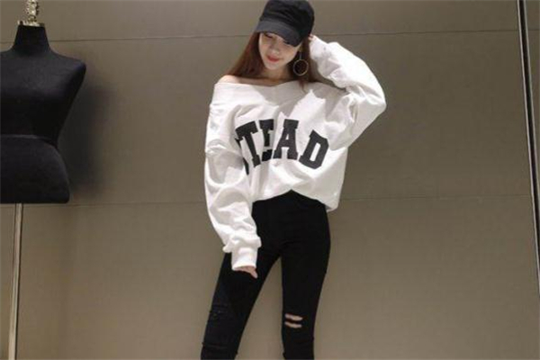 白色卫衣配黑色裤子,白色卫衣配黑色短裤好看吗