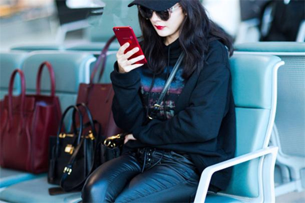 黑色皮衣搭配裤子,卫衣配皮裤搭配图片