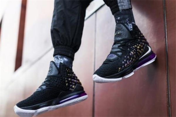 詹姆斯17偏码吗,詹姆斯17鞋码偏大吗 詹姆斯17偏码吗,詹姆斯17鞋码偏大吗