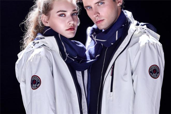 什么牌子的冲锋衣好看质量好,50岁冲锋衣穿什么颜色好看