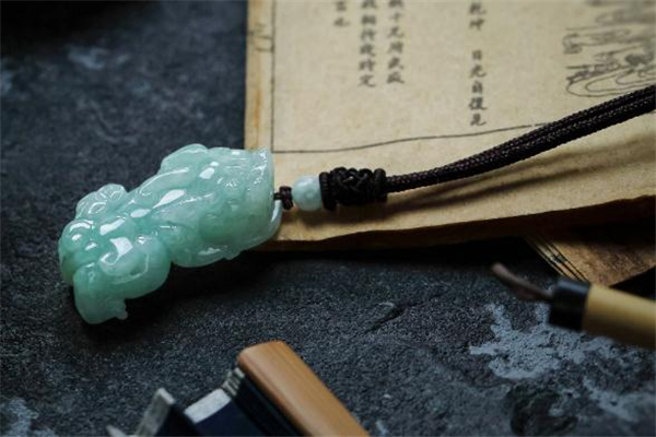 翡翠貔貅吊坠怎么佩戴,翡翠貔貅吊坠的正确戴法