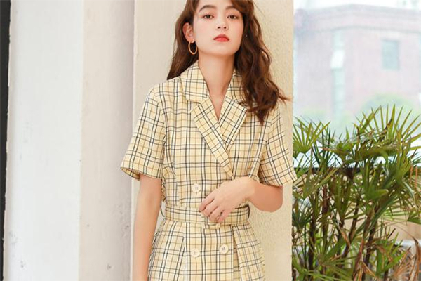 黄色格纹连衣裙讲解,黄色格纹连衣裙 红色木耳边翻领