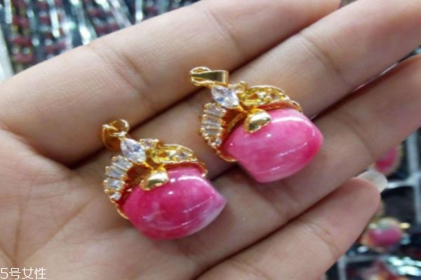 桃花石是什么石头,桃花玉和桃花石怎么分别 桃花石是什么石头,桃花玉和桃花石怎么分别