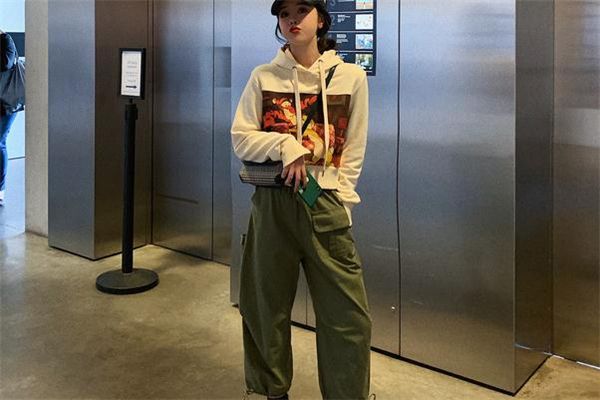 军绿色的工装裤搭配什么上衣好看,军绿色牛仔裤