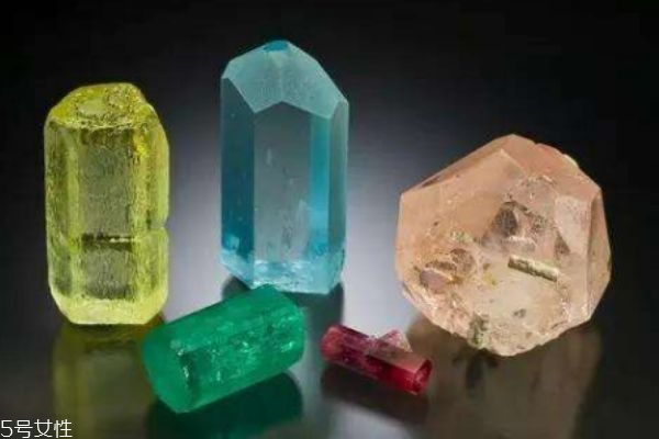 绿柱石介绍,绿柱石的解理 绿柱石介绍,绿柱石的解理