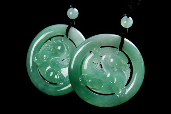 翡翠戴着变色是怎么回事,翡翠手镯为什么会变色