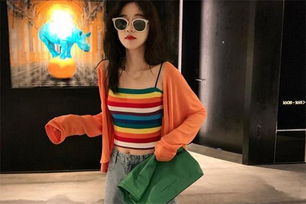 吊带搭配牛仔裤要不要弄裤脚,吊带搭配牛仔裤