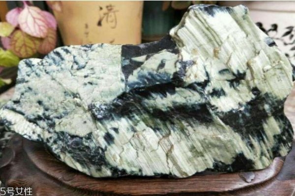 蛇纹石玉是什么玉,蛇纹石和蛇纹石玉的区别 蛇纹石玉是什么玉,蛇纹石和蛇纹石玉的区别