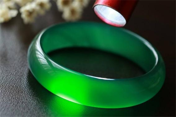 戴绿玉髓有什么好处,玉髓手镯戴哪个手好