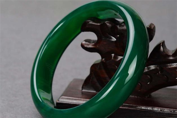 绿玉髓手镯图片及价格表,真的绿色玉髓手镯要多少钱