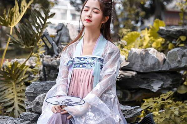 汉服胸口的带子怎么系,汉服胸前的绳子怎么系