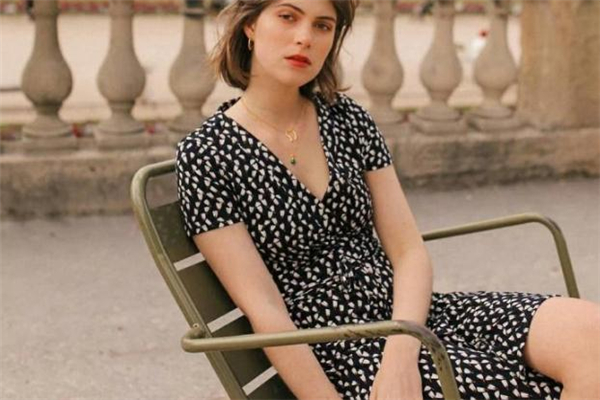 V领的连衣裙怎么搭配,v领连衣裙搭配什么外套