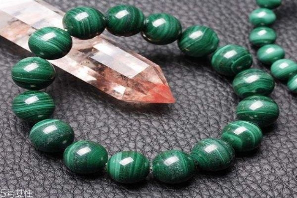 孔雀石是啥,孔雀石是什么样子的