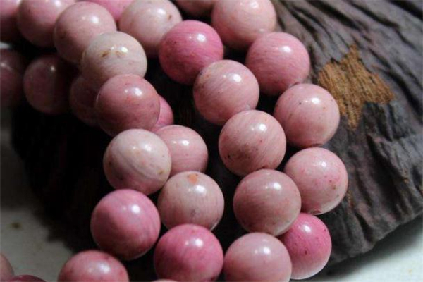 蔷薇辉石品相哪种好,红纹石和蔷薇辉石哪个好