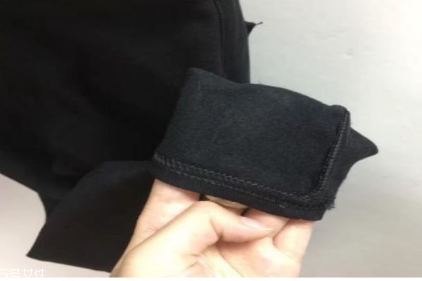 女生穿裙子里面穿打底吗,连衣裙要不要穿打底