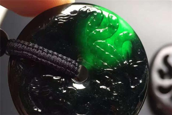 墨翠值多少钱,翡翠中的墨翠有收藏价值吗