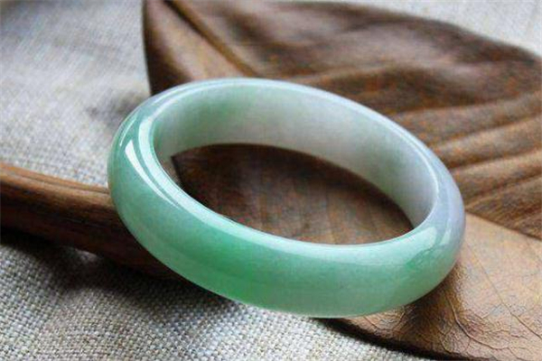 芙蓉种翡翠手镯图片,芙蓉种翡翠手镯图片欣赏