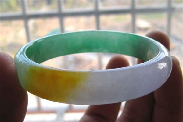 三色翡翠镯子价格,三色翡翠值钱吗